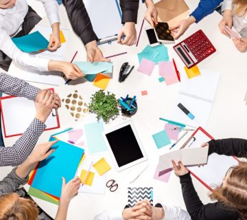 Cine suntem equal up 360x320